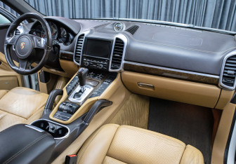 Подержанный автомобиль Porsche Cayenne 2013 года (11 фото)