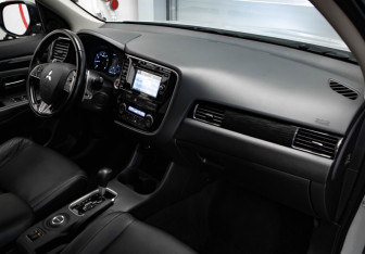 Подержанный автомобиль Mitsubishi Outlander 2016 года (27 фото)