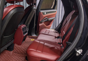 Подержанный автомобиль Porsche Cayenne 2019 года (12 фото)