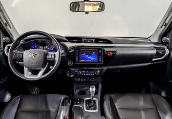 Подержанный автомобиль Toyota Hilux 2017 года (12 фото)