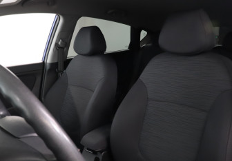 Подержанный автомобиль Hyundai Solaris Hatchback 2015 года (17 фото)