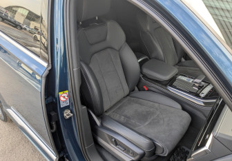 Подержанный автомобиль Audi Q7 2022 года (23 фото)