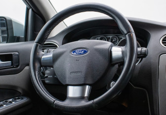 Подержанный автомобиль Ford Focus Sedan 2009 года (15 фото)