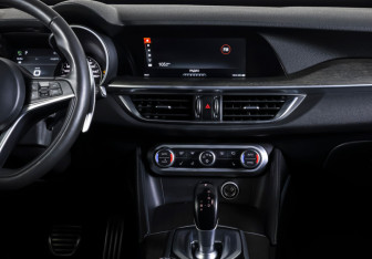 Подержанный автомобиль Alfa Romeo Stelvio 2017 года (12 фото)