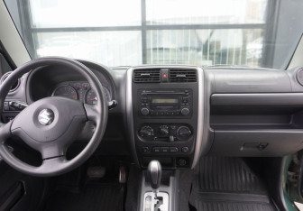 Подержанный автомобиль Suzuki Jimny 2008 года (11 фото)