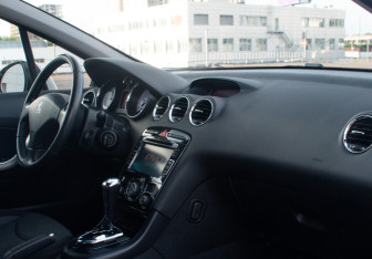 Подержанный автомобиль Peugeot 408 2014 года (11 фото)