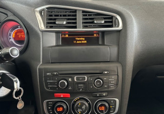 Подержанный автомобиль Citroen C4 Hatchback 2011 года (16 фото)