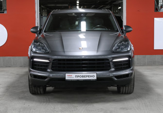 Подержанный автомобиль Porsche Cayenne 2019 года (2 фото)