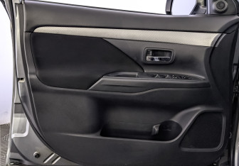 Подержанный автомобиль Mitsubishi Outlander 2012 года (19 фото)