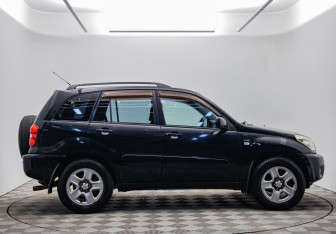 Подержанный автомобиль Toyota RAV4 2005 года (4 фото)