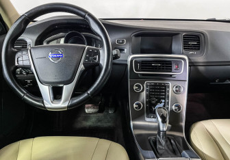 Подержанный автомобиль Volvo S60 2014 года (12 фото)