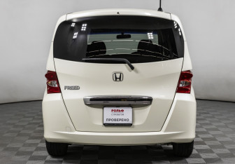 Подержанный автомобиль Honda Freed 2011 года (6 фото)
