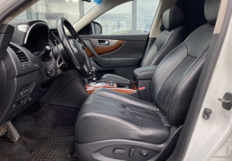 Подержанный автомобиль Infiniti QX70 2016 года (25 фото)