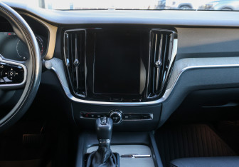 Подержанный автомобиль Volvo S60 2019 года (15 фото)