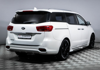 Подержанный автомобиль Kia Carnival 2018 года (5 фото)