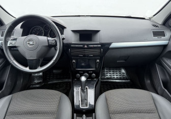 Подержанный автомобиль Opel Astra Sedan 2010 года (12 фото)
