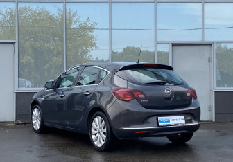 Подержанный автомобиль Opel Astra Hatchback 2012 года (7 фото)