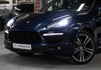 Подержанный автомобиль Porsche Cayenne 2012 года (23 фото)