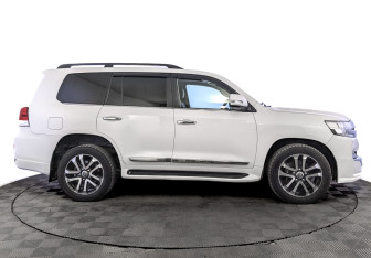Подержанный автомобиль Toyota Land Cruiser Suv 2015 года (4 фото)
