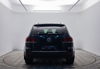 Подержанный автомобиль Volkswagen Touareg 2008 года (6 фото)