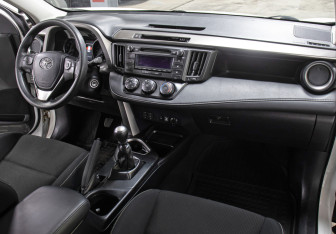 Подержанный автомобиль Toyota RAV4 2016 года (11 фото)