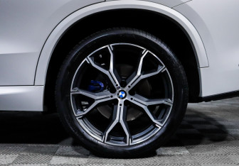 Подержанный автомобиль BMW X5 2022 года (15 фото)