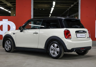 Подержанный автомобиль MINI Hatch 2016 года (7 фото)