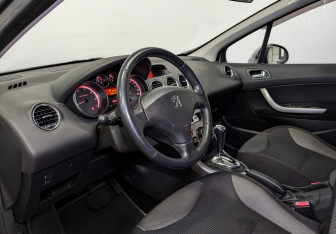 Подержанный автомобиль Peugeot 308 Hatchback 2011 года (16 фото)