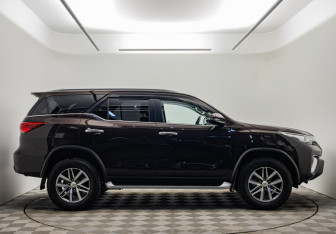 Подержанный автомобиль Toyota Fortuner 2018 года (4 фото)