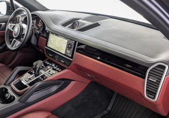 Подержанный автомобиль Porsche Cayenne 2018 года (13 фото)