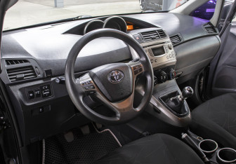 Подержанный автомобиль Toyota Verso 2009 года (16 фото)