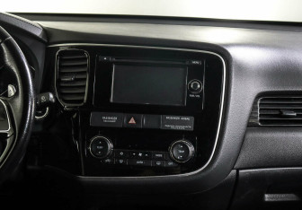 Подержанный автомобиль Mitsubishi Outlander 2016 года (10 фото)