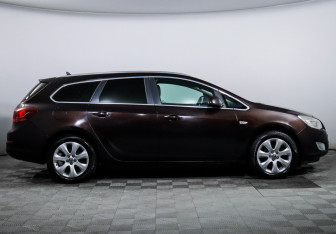 Подержанный автомобиль Opel Astra Wagon 2012 года (4 фото)