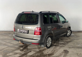 Подержанный автомобиль Volkswagen Touran 2008 года (6 фото)