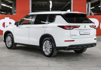Подержанный автомобиль Mitsubishi Outlander 2022 года (7 фото)