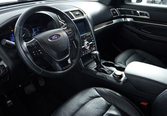 Подержанный автомобиль Ford Explorer 2018 года (10 фото)