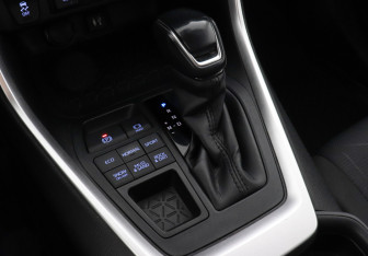 Подержанный автомобиль Toyota RAV4 2020 года (14 фото)