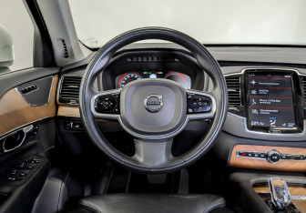 Подержанный автомобиль Volvo XC90 2021 года (22 фото)