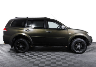Подержанный автомобиль Mitsubishi Pajero Sport 2015 года (4 фото)