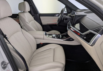 Подержанный автомобиль BMW X7 2023 года (25 фото)