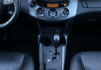 Подержанный автомобиль Toyota RAV4 2012 года (13 фото)