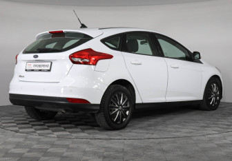 Подержанный автомобиль Ford Focus Hatchback 2017 года (5 фото)