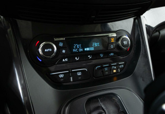 Подержанный автомобиль Ford Kuga 2015 года (12 фото)