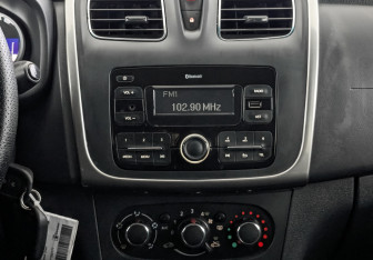 Подержанный автомобиль Renault Sandero 2017 года (17 фото)