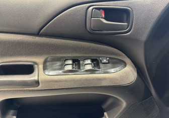 Подержанный автомобиль Mitsubishi Lancer Sedan 2004 года (16 фото)