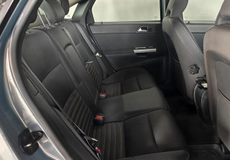 Подержанный автомобиль Volvo S40 2011 года (17 фото)