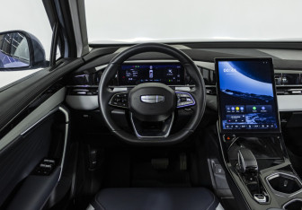 Подержанный автомобиль Geely Atlas 2024 года (10 фото)