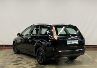 Подержанный автомобиль Ford Focus Wagon 2010 года (7 фото)