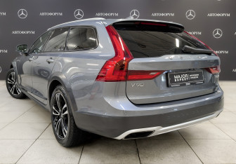 Подержанный автомобиль Volvo V90 Cross Country 2019 года (7 фото)