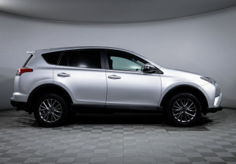 Подержанный автомобиль Toyota RAV4 2017 года (4 фото)